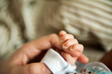 el anne yakın çekim el uyuyan bebek