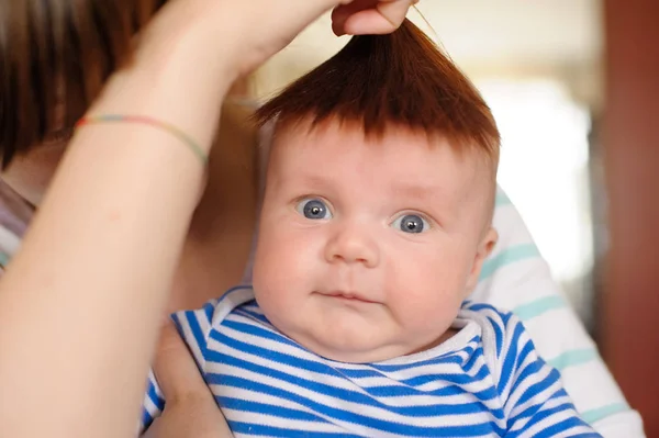 Mum attached own hair to head of newborn and have fun — Stock Photo, Image