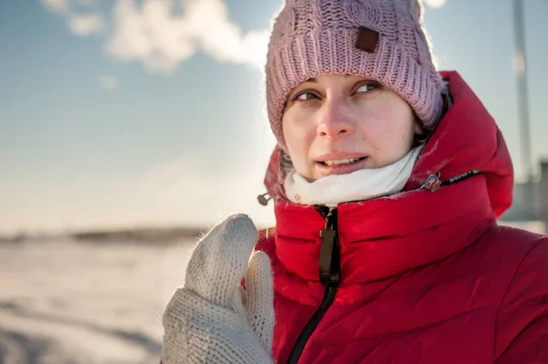 Attraente giovane donna in inverno all'aperto — Foto Stock