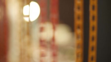 Makyöz makyaj koyarak gözleri modelleri. Göz kapaklarında makyaj yakın çekim yukarı.