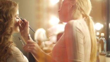 Makyöz makyaj koyarak gözleri modelleri. Göz kapaklarında makyaj yakın çekim yukarı.