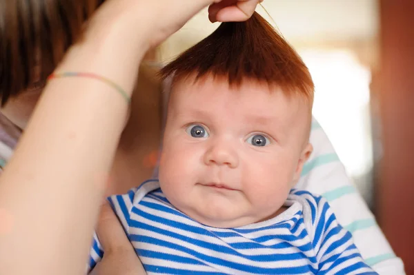 Mom attached own hair to head of newborn and have fun — стоковое фото