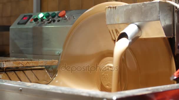 chocolat liquide Agiter avec des barres pré-faites de chocolat, le tremper, ce qui encourage les cristaux de chocolat à se former dans la structure souhaitée pour un bon claquement et une finition brillante quand il durcit .