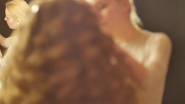 Makyöz makyaj koyarak gözleri modelleri. Göz kapaklarında makyaj yakın çekim yukarı.