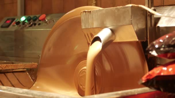 Vloeibare chocolade roeren met pre-en-klare repen van chocolade, ontlaten, dat chocolade kristallen te vormen in de gewenste structuur voor een goede module en glossy stimuleert finish wanneer het verhardt. — Stockvideo