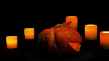 Karanlıkta gülümseyen karanlık korkutucu kabak yüzleri gülen korkutucu kabak yüzler