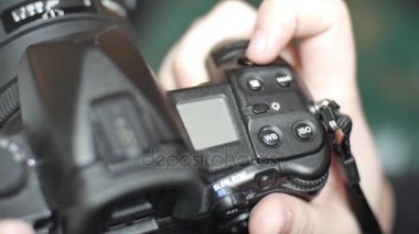 Parmak kamera ayarları Slr kamera açık. Anahtarlama ve anahtarları ayarlama