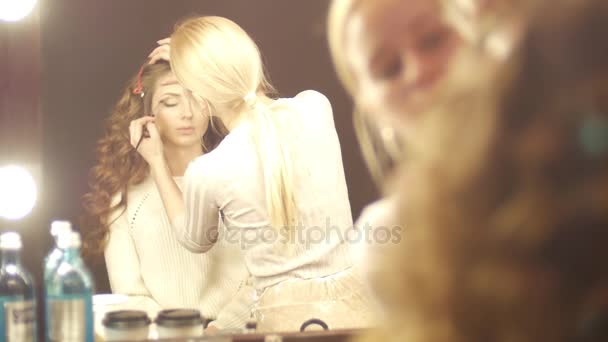 Make-up artist, βάζοντας στο μακιγιάζ για τα μάτια της μοντέλα. Βλέφαρα make-up, κοντινό πλάνο. — Αρχείο Βίντεο