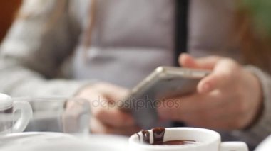 Akıllı telefon dokunmatik ekran KEY- yakın çekim kullanan bir iş kadını, Parmaklar yazıya dokunur ve modern akıllı telefon ekranını kaydırır.