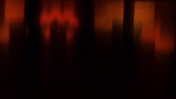 Вырезанный Хэллоуин тыквы огни внутри с пламенем на черном фоне с зажженными свечами близко. slowmotion — стоковое видео