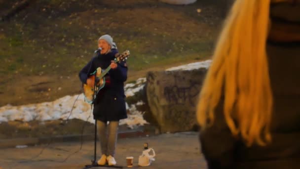 Kalabalık bir yerde, arka plan bulanık oynayan bir kalabalık bir yer sokak müzisyenleri oynayan sokak müzisyenleri — Stok video