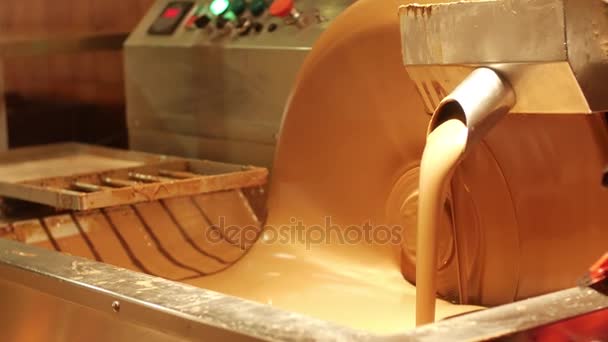 Vloeibare chocolade roeren met pre-en-klare repen van chocolade, ontlaten, dat chocolade kristallen te vormen in de gewenste structuur voor een goede module en glossy stimuleert finish wanneer het verhardt. — Stockvideo