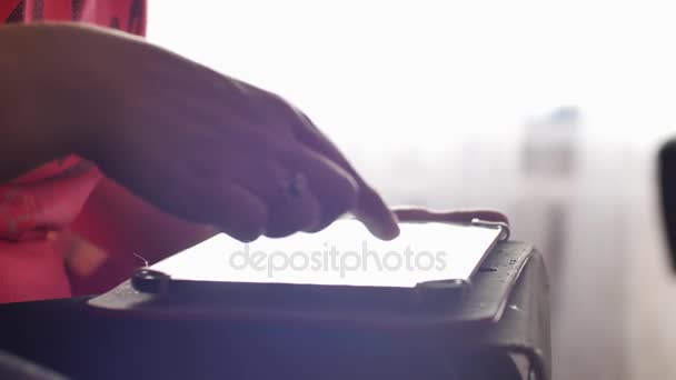 Молодая женщина использует цифровой планшет просмотра Интернета и просмотра видео на планшетном ПК с точки зрения зрения видео кадры рук анонимной женщины и современный тачпад . — стоковое видео