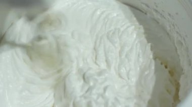 Mutfak Mikser kamçı krem kremalı pasta çırpma teli hızla döner. Mutfak robotu beat yumurta beyaz yumurta akı kalın köpük halinde. Mutfak makine işlemi.