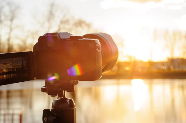 Gün batımının hızlandırılmış video kaydetmek için bir tripod üzerinde kamera ayarla