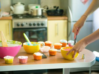 Bir kadın krema ile ev kek kek pişirmeye hazırlar. Ev yapımı ekmek ve misafirperverliği evde kavramının