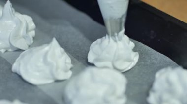 Beze ortaya serilmiş fırın tepsisine, ev yapımı hamur işleri, kek, kurabiye ev meringues yapılan