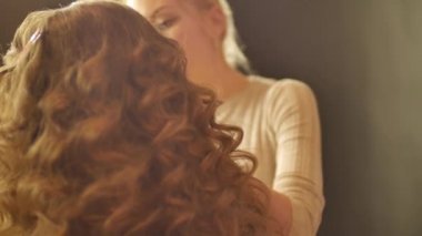 Makyöz makyaj koyarak gözleri modelleri. Göz kapaklarında makyaj yakın çekim yukarı.