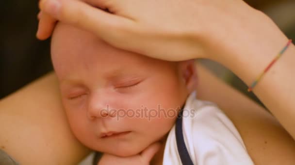 사랑 스러운 작은 신생아 아기 어머니 팔에 자 고 폭포입니다. 클로즈업 샷. — 비디오