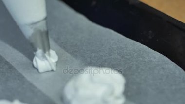 Beze içinde fırın, ev yapımı kek, kek, kurabiye beze ortaya serilmiş fırın tepsisine, ev yapımı hamur işleri, kek, kurabiye evde yapılan evde meringues yapılan