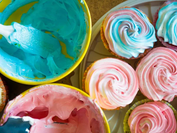 Cupcakes arreglo de magdalenas de crema de colores en bandeja de espejo de oro El concepto de hornear en casa y la hospitalidad en casa —  Fotos de Stock