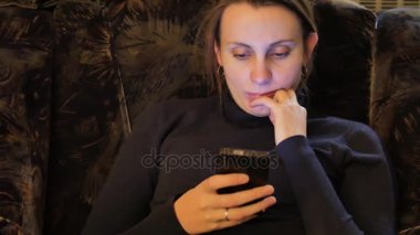 kadının cep telefonu dokunmatik ekran kullanma