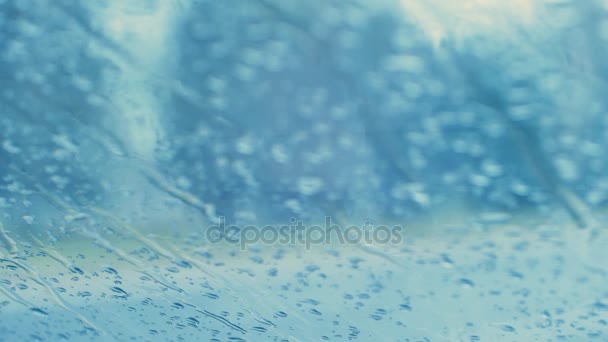 Autó üveg zuhogó eső - autó szélvédő törölgetve elsöpörni vízcseppek — Stock videók