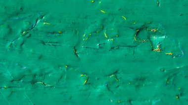 Paslı arka plan üzerinde eski çatlak boya deseni. Soyma yeşil grunge malzeme. Hasarlı metal yüzey. Çizik plaka