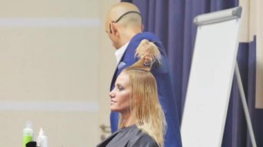 Kuaför iş başında. Berber ve müşteriler. Beyaz saçlar için saç modeli. Kulübedeki sarışın. Kulübede çalış. Berber makasıyla beyaz saç modeli müşteri. yakın plan.