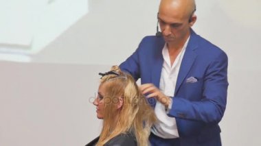 Kuaför iş başında. Berber ve müşteriler. Beyaz saçlar için saç modeli. Kulübedeki sarışın. Kulübede çalış. Berber makasıyla beyaz saç modeli müşteri. yakın plan.