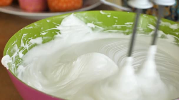厨房搅拌机鞭子奶油奶油糕点扫快速旋转。食物处理器把白色的鸡蛋蛋清打成厚厚的泡沫。在操作中的厨房机. — 图库视频影像