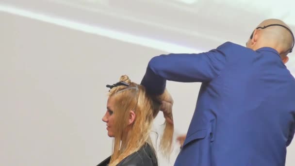 Kapster in actie. Kapper en klanten. kapsel modellen voor wit haar. Blond in de hut. Werk in de hut. Kapper schaar wit haar model klant. close-up. — Stockvideo