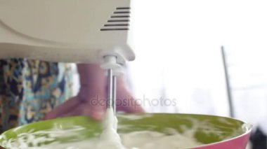 Mutfak Mikser kamçı krem kremalı pasta çırpma teli hızla döner. Mutfak robotu beat yumurta beyaz yumurta akı kalın köpük halinde. Mutfak makine işlemi.