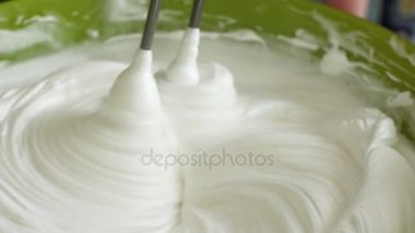 Mutfak Mikser kamçı krem kremalı pasta çırpma teli hızla döner. Mutfak robotu beat yumurta beyaz yumurta akı kalın köpük halinde. Mutfak makine işlemi.