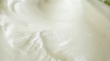 Mutfak Mikser kamçı krem kremalı pasta çırpma teli hızla döner. Mutfak robotu beat yumurta beyaz yumurta akı kalın köpük halinde. Mutfak makine işlemi.