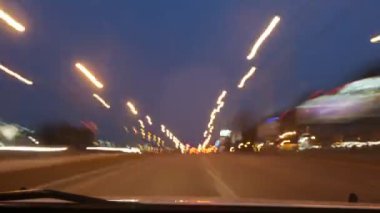 Gece şehir sokaklarında hummalı bir patlama. Hiper lapse zaman atlamalı