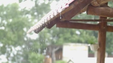 Su damla, Çatıdan düşen, arka plan yağmur yağmur