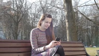 Modern cep telefonu ekranında kadın eli değmiş.