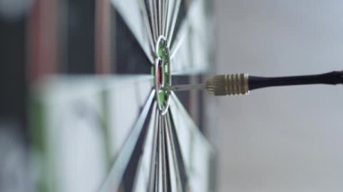 Dart hedefi tam on ikiden vurdu, tek atış tam isabet. Başarılı iş fikirleri kavramı hedefin tam merkezini vuruyor. Rakiplere göre görev ve üstünlüğün mükemmel performansı.