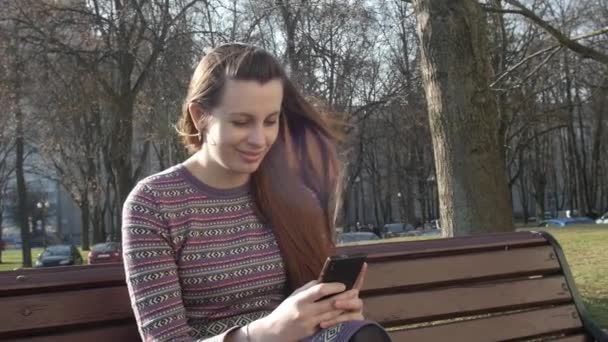 Femme main tactile écran sur téléphone intelligent mobile moderne — Video