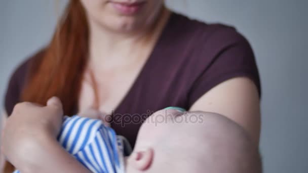 Bebek falls anneler kollarında uyurken var. Atış kapatın. — Stok video