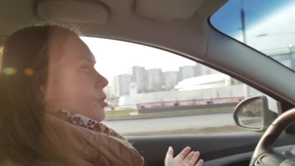 Tyttö ajaa autoa, upea auringonpurkaus ja luokittelu. Satunnaiset altistumisen vaihtelut johtuvat siitä, että liikennemerkit sokaisevat auringon sekunnin ajan. — kuvapankkivideo