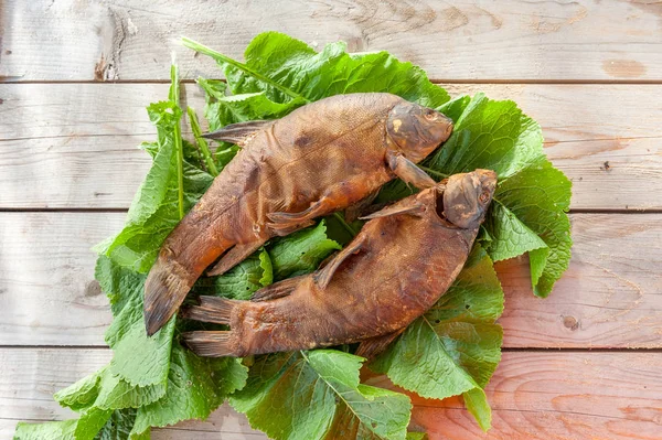 Füme balık pişmiş yeşil yaprakları kaba pürüz kurullarında yalan üzerine yerleştirilir. Ev bir piknikte yemek sağlıklı