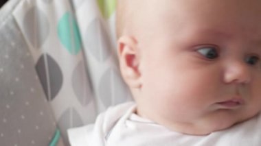 küçük bebek ağlamaya başladı. Çocuk ağlayacak.