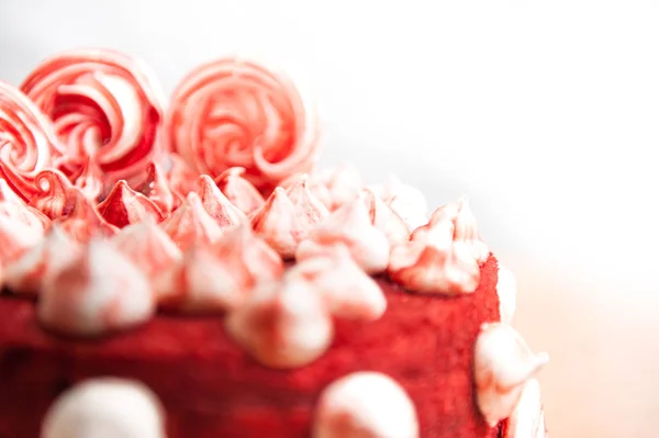 Pastel de terciopelo rojo, decorado con merengues blancos y rojos, fondo blanco, cerca, terciopelo, la idea de postre —  Fotos de Stock