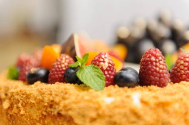 Çilek, ahududu ve yaban mersini yakın çekim ile pasta dekorasyon. Menü fikri