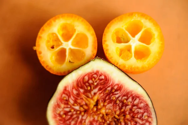 Masanın üzerinde bir kesim meyve. Parlak sulu meyve, incir, Kamkat. Yaz güneş ruh hali