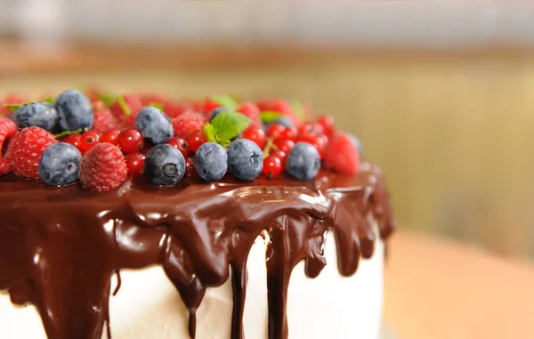 Witte taart met bessen met chocolade slagroom, voedsel close-up. optie voor een feestelijke taart — Stockfoto