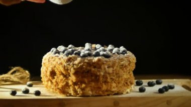 Bir toz şeker sır ile lezzetli çökmekte puf tatlı yüzünden toz Pastacı, tepesinde bir yavaşladı, yaban mersini ile hızı