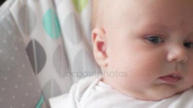 küçük bir çocuk kızgındır. küçük çocuk ağlamaya başladı